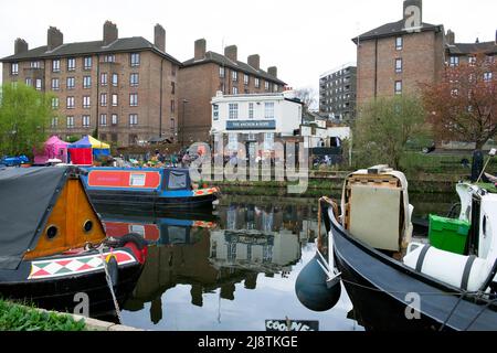 Blick auf den traditionellen Anchor und Hope English Fullers Pub am Flussufer und Boote Hausboote auf dem River Lea Clapton London E5 England Großbritannien KATHY DEWITT Stockfoto