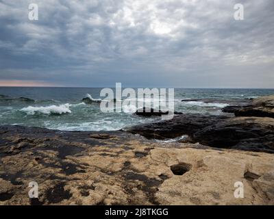 Raue Küste des Kaspischen Meeres. Kasachstan. Mangistau. 15 Juli 2020 Jahr. Stockfoto
