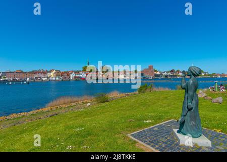 Kleinstadt Kappeln am Schlei-Fjord, Fischerstatue, Panoramablick über den Fjord, Schleswig-Holstein, Norddeutschland, Europa Stockfoto