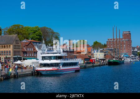 Strandpromenade am Hafen, Kleinstadt Kappeln am Schlei-Fjord, Schleswig-Holstein, Norddeutschland, Europa Stockfoto