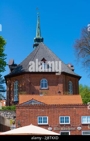 St. Nikolaikirche mit der alten Räucherei davor, Altstadt von Kappeln am Schlei-Fjord, Schleswig-Holstein, Norddeutschland, Europa Stockfoto