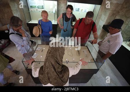 Nablus. 18.. Mai 2022. Am 18. Mai 2022, dem Internationalen Museumstag, besuchen die Menschen das Archäologische Museum von Sebastia im Dorf Sebastia, nördlich der Stadt Nablus im Westjordanland. Quelle: Ayman Nobani/Xinhua/Alamy Live News Stockfoto