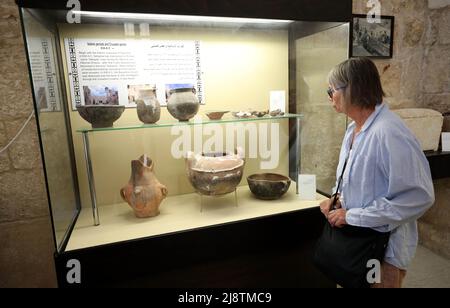 Nablus. 18.. Mai 2022. Eine Frau besucht das Archäologische Museum von Sebastia im Dorf Sebastia, nördlich der Stadt Nablus im Westjordanland, am 18. Mai 2022, dem Internationalen Museumstag. Quelle: Ayman Nobani/Xinhua/Alamy Live News Stockfoto