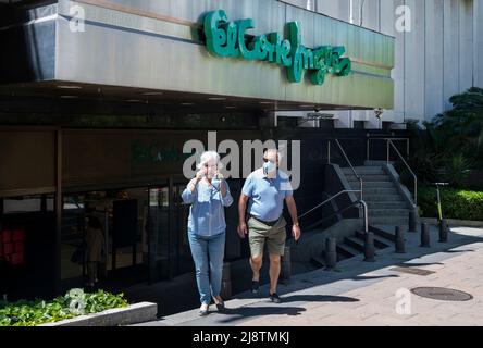 Madrid, Spanien. 17.. Mai 2022. Fußgänger verlassen Spaniens größtes Kaufhaus El Corte Ingles in Spanien. (Foto: Xavi Lopez/SOPA Images/Sipa USA) Quelle: SIPA USA/Alamy Live News Stockfoto