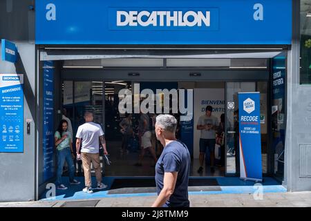 Madrid, Spanien. 17.. Mai 2022. Ein Fußgänger geht am französischen Sportartikelgeschäft Decathlon in Spanien vorbei. (Foto: Xavi Lopez/SOPA Images/Sipa USA) Quelle: SIPA USA/Alamy Live News Stockfoto