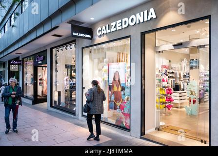 Madrid, Spanien. 03.. Mai 2022. Fußgänger laufen an der italienischen Modemarke Calzedonia in Spanien vorbei. (Foto: Xavi Lopez/SOPA Images/Sipa USA) Quelle: SIPA USA/Alamy Live News Stockfoto