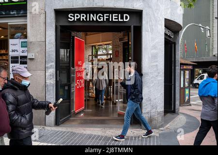 Madrid, Spanien. 03.. Mai 2022. Fußgänger kommen an der spanischen Modemarke Tendam, Springfield, vorbei. (Foto: Xavi Lopez/SOPA Images/Sipa USA) Quelle: SIPA USA/Alamy Live News Stockfoto