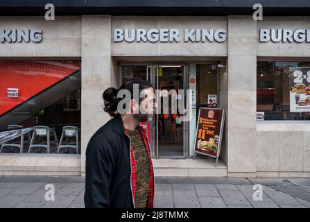 Madrid, Spanien. 03.. Mai 2022. Ein Fußgänger geht an der amerikanischen Fast-Food-Hamburger Burger King Restaurantkette in Spanien vorbei (Foto: Xavi Lopez/SOPA Images/Sipa USA) Quelle: SIPA USA/Alamy Live News Stockfoto