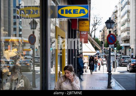 Madrid, Spanien. 20. April 2022. Ein Fußgänger geht am schwedischen Möbelhaus Ikea in Spanien vorbei. (Foto: Xavi Lopez/SOPA Images/Sipa USA) Quelle: SIPA USA/Alamy Live News Stockfoto