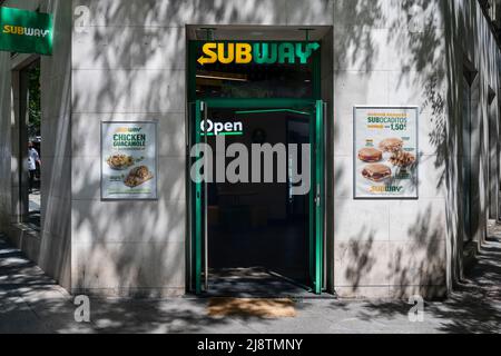 Madrid, Spanien. 17.. Mai 2022. American Sandwich Fast Food Restaurant Franchise Subway Store in Spanien. (Foto: Xavi Lopez/SOPA Images/Sipa USA) Quelle: SIPA USA/Alamy Live News Stockfoto