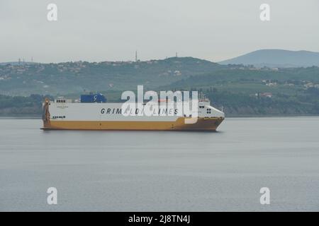 Großes weißes und gelbes RO-RO-Schiff oder Autoträger der Reederei Grimaldi Lines, Stockfoto