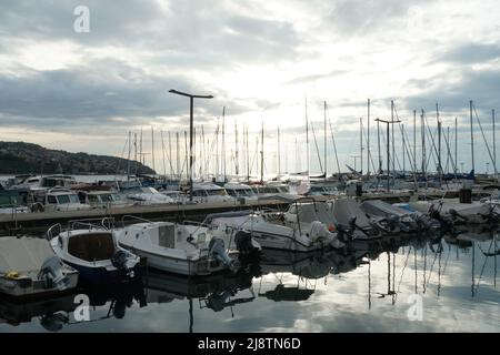 Viele weiße Yachten und private Vergnügungsboote, die in der Marina in der Stadt Koper in der Nähe des Stadtzentrums festgemacht sind. Stockfoto