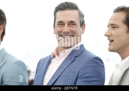 Cannes, Frankreich. 18.. Mai 2022. Jon Hamm nimmt am 18. Mai 2022 im französischen Cannes am Fotocall von „Top Gun: Maverick“ Teil, der im Rahmen des jährlichen Filmfestivals in Cannes 75. im Palais des Festivals stattfindet. Foto: DGP/imageSPACE/Sipa USA Kredit: SIPA USA/Alamy Live News Stockfoto