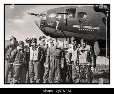 MEMPHIS BELLE die heroische Besatzung der legendären Boeing B-17 Flying Fortress 'Memphis Belle' 1943 WW2 aus dem Jahr 1940s WW2 ist auf einem britischen Luftwaffenstützpunkt zu sehen, nachdem sie unglaubliche 25 Missionen über feindlichem Territorium absolviert hat. Ihr Erfolg ist hinter ihnen auf dem Flugzeugrumpf zu sehen. 2. Weltkrieg 2. Weltkrieg WW2 Bombenmissionen USAF die Memphis Belle ist eine Boeing B-17F Flying Fortress, die während des 2. Weltkrieges verwendet wurde und die zwei Filmaufnahmen inspirierte: Ein Dokumentarfilm von 1944, Memphis Belle: Die Geschichte einer fliegenden Festung und der Hollywood-Spielfilm „Memphis Belle“ aus dem Jahr 1990 Stockfoto