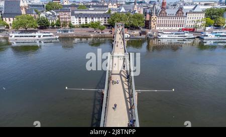 Die Eiserne Fußgängerbrücke oder der Eiserner Steg oder der Main, Frankfurt, Deutschland Stockfoto