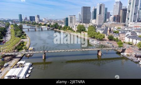 Die Eiserne Fußgängerbrücke oder der Eiserner Steg oder der Main, Frankfurt, Deutschland Stockfoto