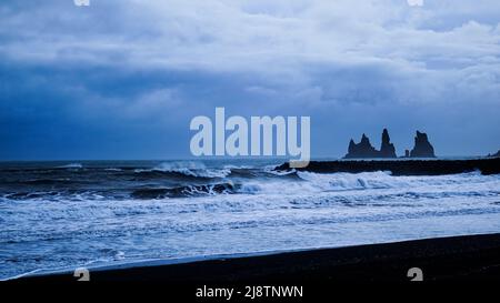 Reynisdrangar fotografiert von 'Black Sand Beach', Vík í Mýrdal Stockfoto