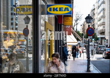 Madrid, Spanien. 20. April 2022. Ein Fußgänger geht am schwedischen Möbelhaus Ikea in Spanien vorbei. (Bild: © Xavi Lopez/SOPA Images via ZUMA Press Wire) Stockfoto