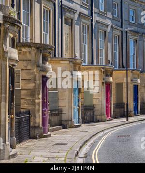 Einzigartige zylindrische Eingang Arkaden mit geschwungenen Türen auf eleganten georgianischen Häuser der Paragon Halbmond in Clifton Bristol UK Stockfoto