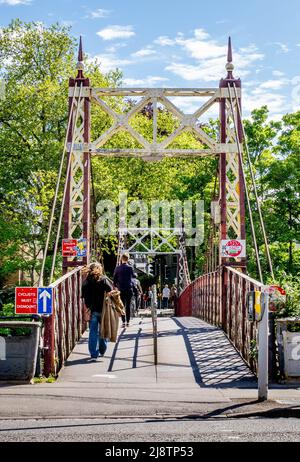 Jail Ferry Bridge eine wichtige Kreuzung für Fußgänger und Radfahrer des Flusses Avon New Cut in Bristol, Großbritannien Stockfoto