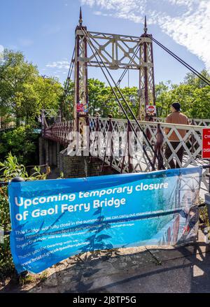 Schließungshinweis auf der Jail Ferry Bridge eine wichtige Kreuzung für Fußgänger und Radfahrer des Flusses Avon New Cut in Bristol, Großbritannien Stockfoto