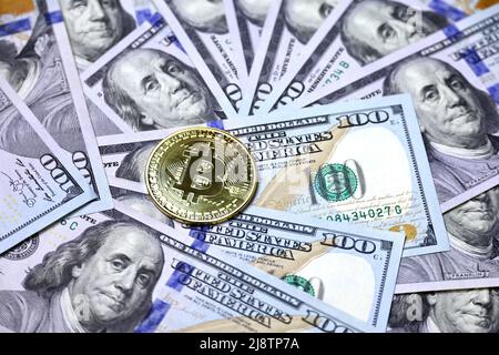 Bitcoin auf US-Dollar-Banknoten. Konzept von elektronischem dezentralem Geld, Kryptowährung, globalem Handel und Wirtschaft Stockfoto