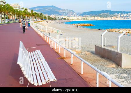 Weiße Bank am schönen Ufer, Menschen zu Fuß, mediterrane Küste und Strand, Frankreich Stockfoto