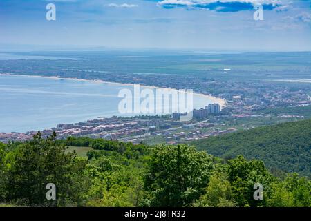 Schöne Aussicht vom Berg an der Küste eines Kurortes in Bulgarien. Panorama des Sonnenstrandes und des Schwarzen Meeres mit Sandstränden und vielen Hote Stockfoto