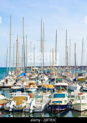 Motorboote und Yachten liegen in Marina, strahlender Sonnentag, Italien Stockfoto