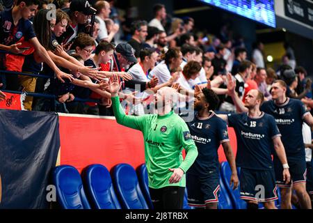 Vincent Gerard mit Unterstützern während der EHF Champions League, dem Viertelfinale, dem 1.-Bein-Handballspiel zwischen Paris Saint-Germain (PSG) und dem THW Kiel Stockfoto