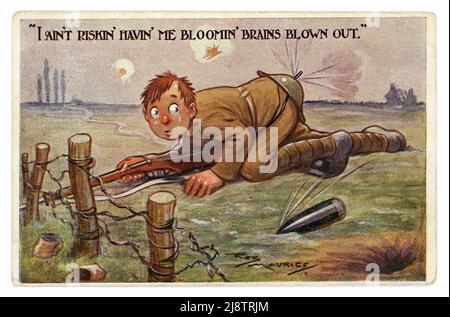 Originale WW1 Jahre freche Grabenhumor Comic-Zeichentrickkarte eines Soldaten an der Front mit einem Blechhelm über seinem Hintern, Hirn-ausgeblasener Witz, 1914-1918. Stockfoto