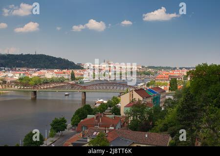 Blick auf die Prager Burg von Vysehrad über die Moldau. Stockfoto