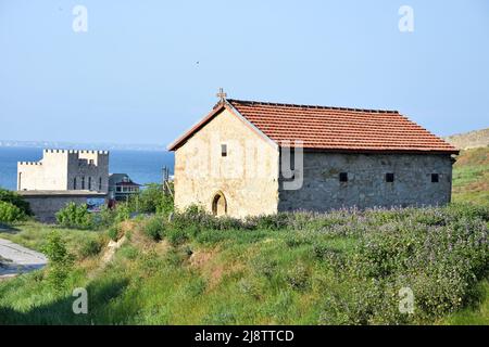 Der Tempel der genuesischen Festung in Feodosia. Die Anziehungskraft Der Krim Stockfoto