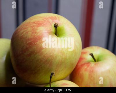 Ein paar Galaäpfel, eine Nahaufnahme. Obst. Stockfoto