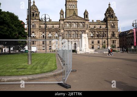 Vorbereitungen auf dem George Square, Glasgow, einschließlich vorübergehender Zäune und des Abbaus von Sitzbänken vor den Rangers, die beim Finale der UEFA Europa League spielen. Bilddatum: Mittwoch, 18. Mai 2022. Stockfoto