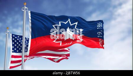 Die Juneteenth-Flagge winkt im Wind mit der amerikanischen Flagge. Die Juneteenth ist ein Bundesfeiertag in den Vereinigten Staaten, an dem die Emanzipation von begangen wird Stockfoto