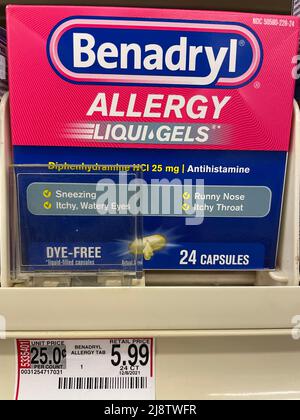 Grovetown, GA USA - 04 15 22: Einzelhandelsgeschäft Benadryl aus nächster Nähe Stockfoto