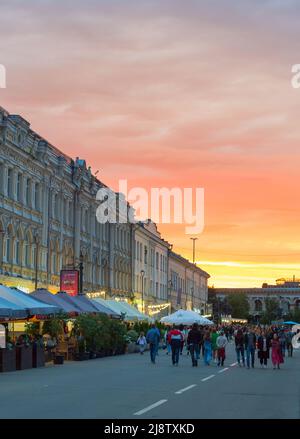 KIEW, UKRAINE - 14. JUNI 2021: Menschen gehen bei Sonnenuntergang durch die Altstadt von Kiew. Podol ist der historische Teil von Kiew Stockfoto