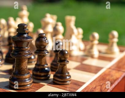Holzschach. Schachspiel. Strategie und Entscheidungsfindung. Spielkonzept Stockfoto