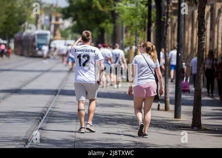 Sevilla, Spanien. 18.. Mai 2022. Fußball: Europa League, Eintracht Frankfurt - Glasgow Rangers, K.O.-Runde, Finale. Eintracht-Fans gehen vor Spielbeginn ins Stadion. Kredit: Daniel Gonzalez Acuna/dpa/Alamy Live Nachrichten Stockfoto