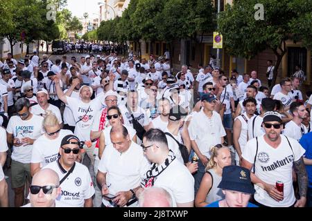 Sevilla, Spanien. 18.. Mai 2022. Fußball: Europa League, Eintracht Frankfurt - Glasgow Rangers, K.O.-Runde, Finale. Eintracht-Fans gehen vor Spielbeginn ins Stadion. Kredit: Daniel Gonzalez Acuna/dpa/Alamy Live Nachrichten Stockfoto