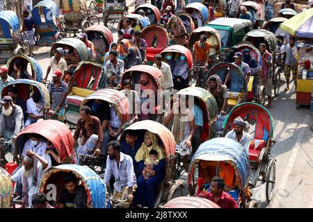 Dhaka, Dhaka, Bangladesch. 18.. Mai 2022. Staus und extreme Temperaturen haben das öffentliche Leben in Dhaka gestört. (Bild: © Syed Mahabubul Kader/ZUMA Press Wire) Stockfoto