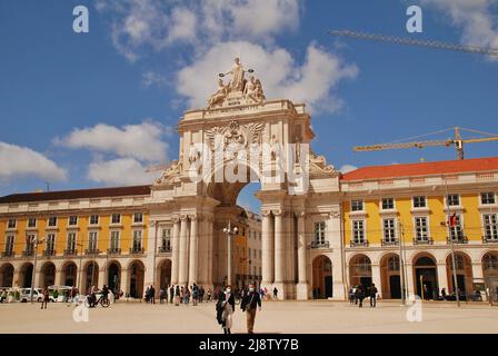 Der Rua Augusta Bogen am Praca do Comercio in Lissabon, Portugal. Es wurde 1873 erbaut, um den Wiederaufbau der Stadt nach dem Erdbeben von 1755 zu markieren. Stockfoto