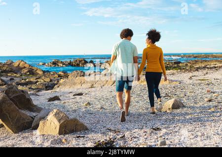 Liebendes junges afroamerikanisches Paar, das beim Strandgehen die Hände hält, Platz kopieren Stockfoto