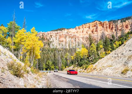 An einem sonnigen Tag fahren Autos durch das Cedar Breaks National Monument, Utah, USA. Stockfoto