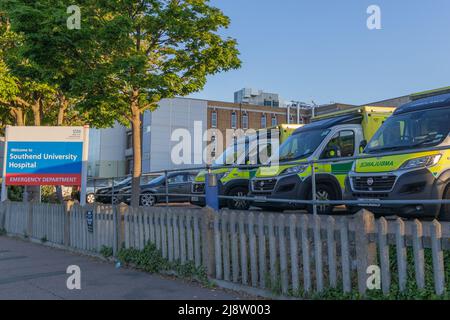 Southend on Sea, Großbritannien. 18.. Mai 2022. Krankenwagen warten vor dem Southend University Hospital in der frühen Morgensonne, da der Mid and South Essex NHS Hospital Trust eine hohe Nachfrage nach Dienstleistungen hat. Penelope Barritt/Alamy Live News Stockfoto