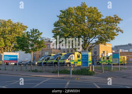 Southend on Sea, Großbritannien. 18.. Mai 2022. Krankenwagen warten vor dem Southend University Hospital in der frühen Morgensonne, da der Mid and South Essex NHS Hospital Trust eine hohe Nachfrage nach Dienstleistungen hat. Penelope Barritt/Alamy Live News Stockfoto