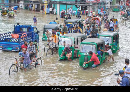 Sylhet, Mexiko-Stadt, Bangladesch. 17.. Mai 2022. Fahrzeuge stocken im Flutwasser. Viele Straßen auf Sylhet entlang des Flusses wurden aufgrund der anhaltenden starken Regenfälle für mehrere Tage eingetaucht. Das Wasser aller Flüsse der Sylhet-Division, einschließlich des Surma-Flusses von Sylhet, fließt über die Gefahrenzone. Am 17. Mai 2022 in Sylhet, Bangladesch. (Bild: © MD Rafayat Haque Khan/eyepix via ZUMA Press Wire) Stockfoto