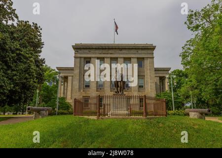 Raleigh, North Carolina, USA - 1. Mai 2022: State Capital of North Carolina, wo die Statue des ersten Präsidenten der Vereinigten Staaten, George Washington Stockfoto