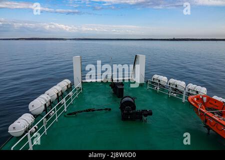 Boote wie Fähren und Autotransporte bewegen Menschen und Anwesen über den Long Island Sound zwischen Long Island NY und Connecticut Stockfoto